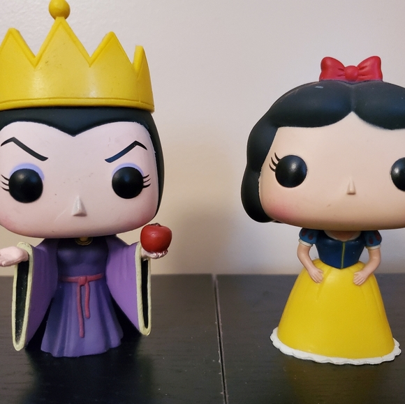 [SOLD] Funko Pop Snow White & Evil Queen - Picture 1 of 2